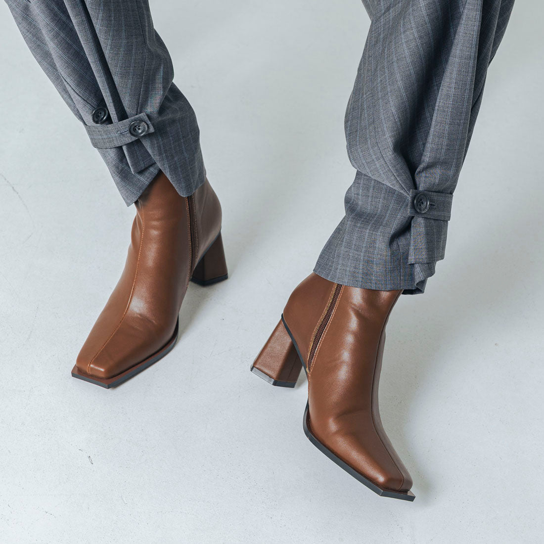 【EVOL/イーボル】 【S-LLサイズ展開・クッション入り】スクエアデザインヒールショートブーツ BZ23835 (ブラウン) ブラウン