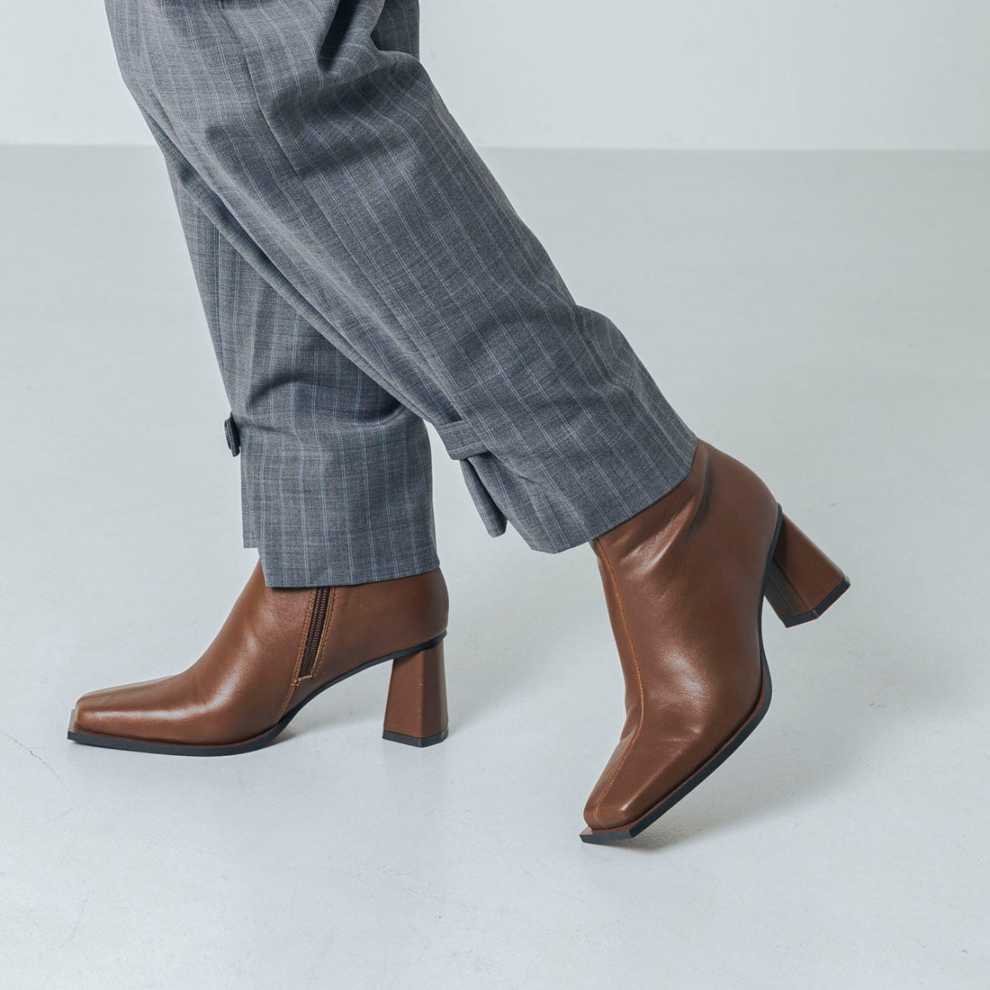 【EVOL/イーボル】 【S-LLサイズ展開・クッション入り】スクエアデザインヒールショートブーツ BZ23835 (ブラウン) ブラウン