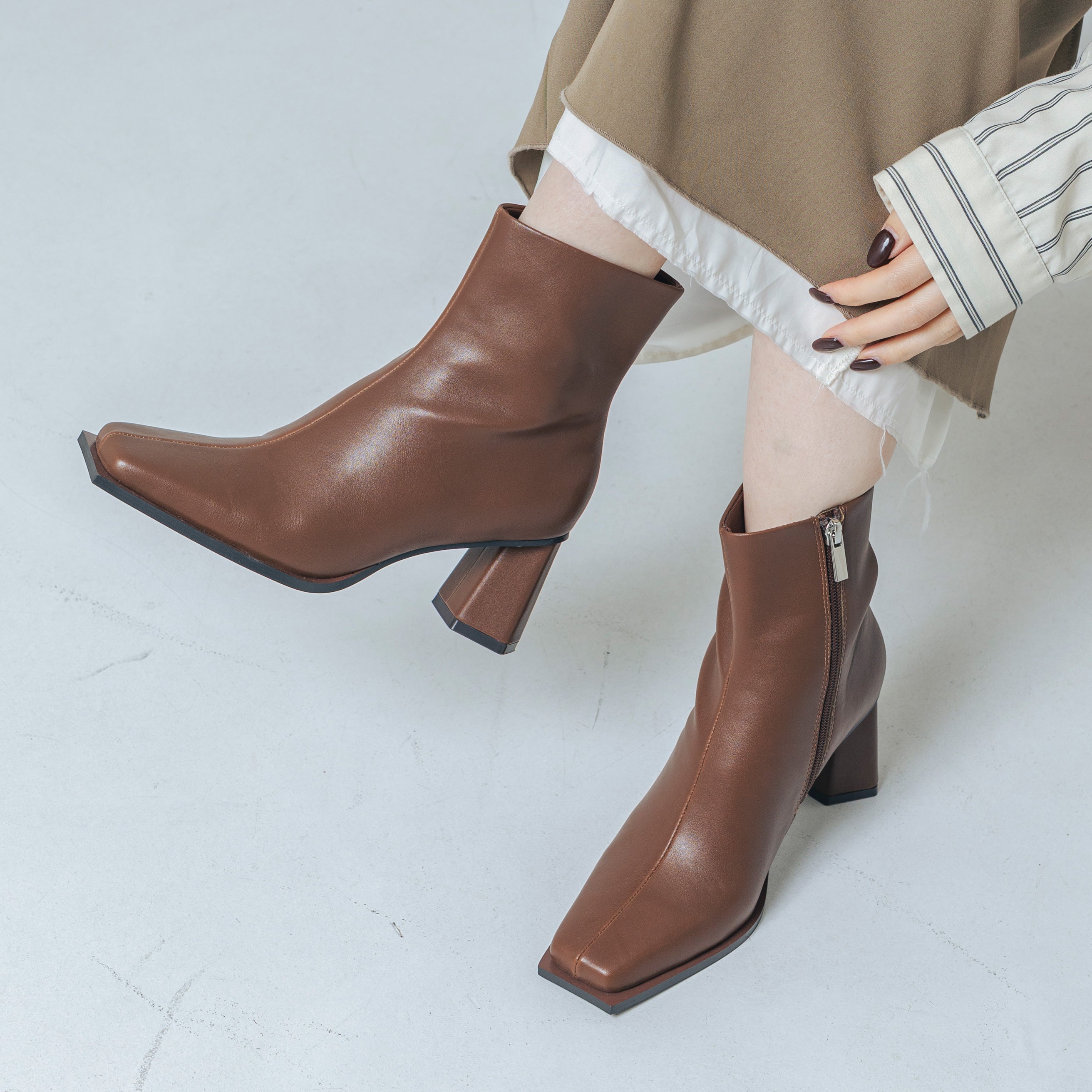 【EVOL/イーボル】 【S-LLサイズ展開・クッション入り】スクエアデザインヒールショートブーツ BZ23835 (ブラウン) ブラウン