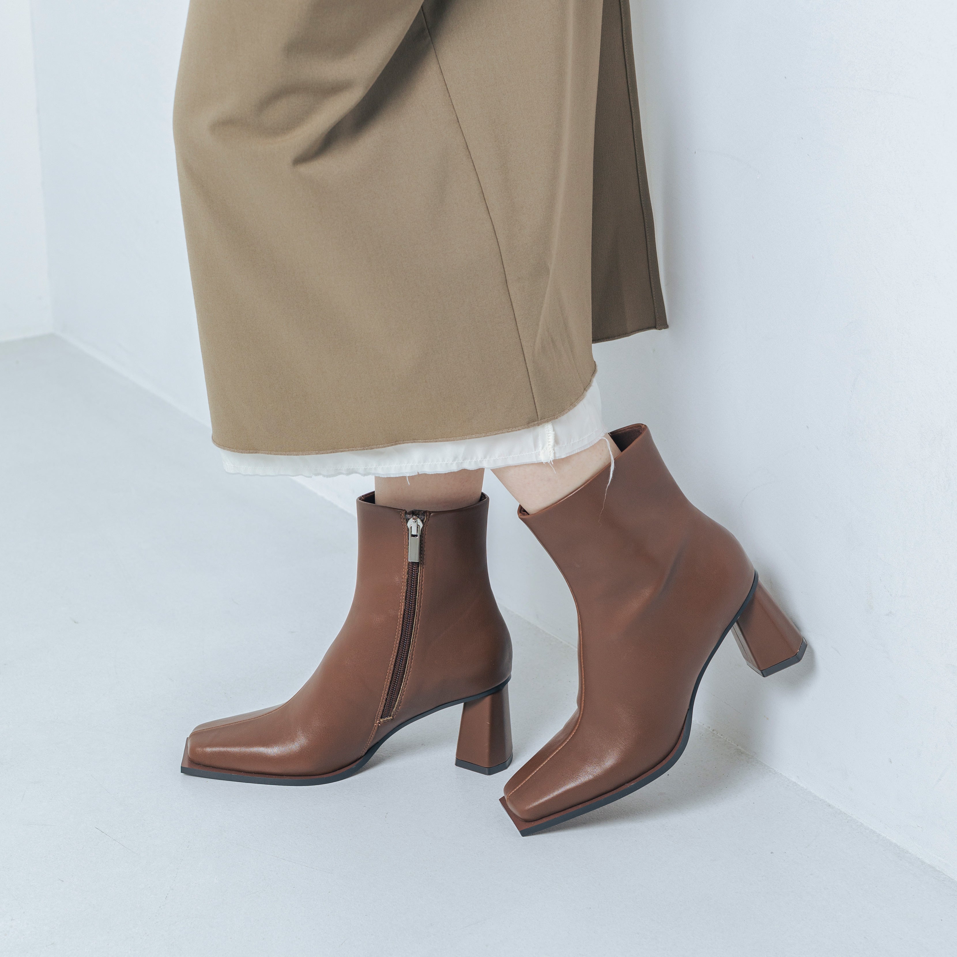 【EVOL/イーボル】 【S-LLサイズ展開・クッション入り】スクエアデザインヒールショートブーツ BZ23835 (ブラウン) ブラウン