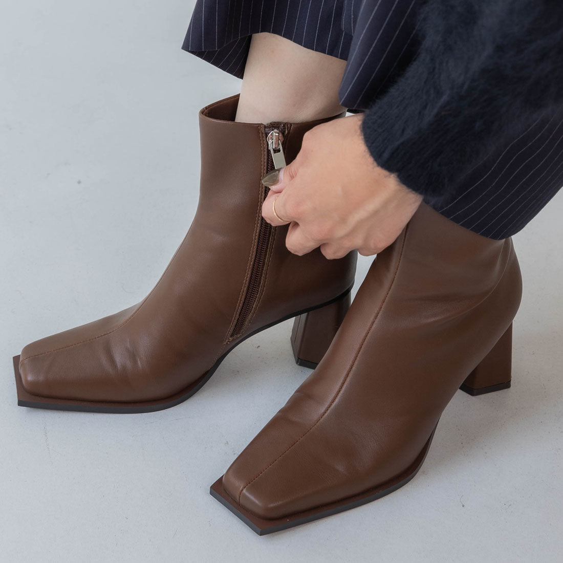 【EVOL/イーボル】 【S-LLサイズ展開・クッション入り】スクエアデザインヒールショートブーツ BZ23835 (ブラウン) ブラウン