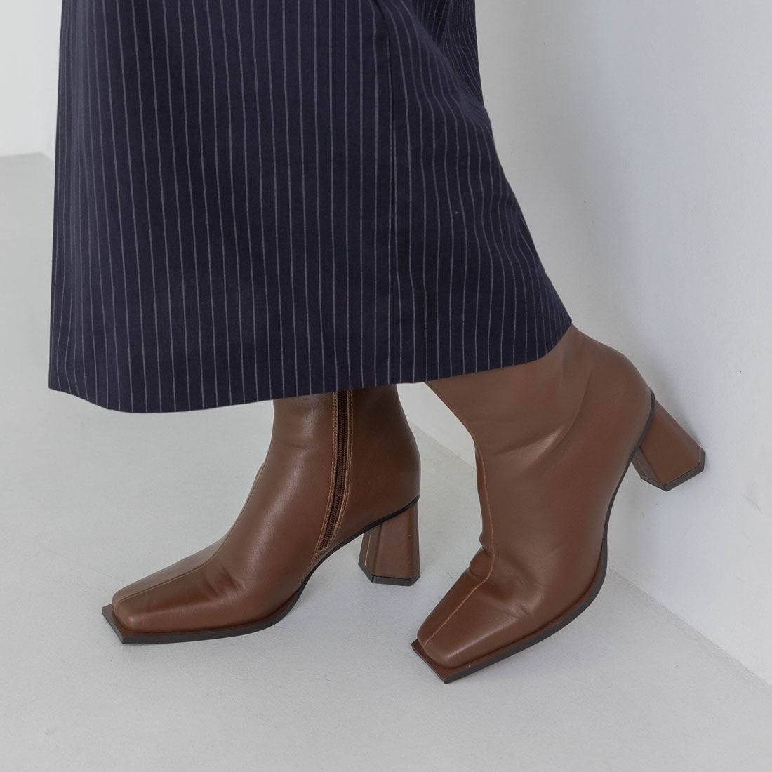 【EVOL/イーボル】 【S-LLサイズ展開・クッション入り】スクエアデザインヒールショートブーツ BZ23835 (ブラウン) ブラウン