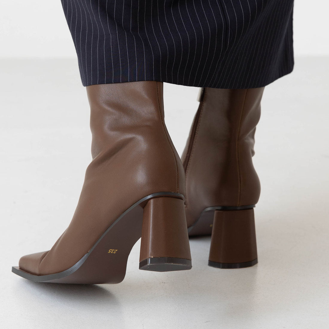 【EVOL/イーボル】 【S-LLサイズ展開・クッション入り】スクエアデザインヒールショートブーツ BZ23835 (ブラウン) ブラウン