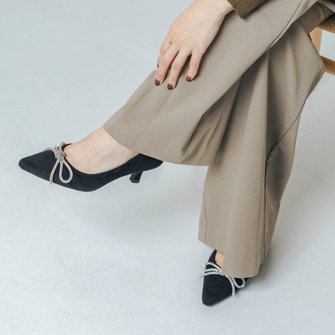 【EVOL/イーボル】 【軽量・クッション入り】リボンスエード5cmパンプス IZ5794 (ブラックスエード) ブラックスエード