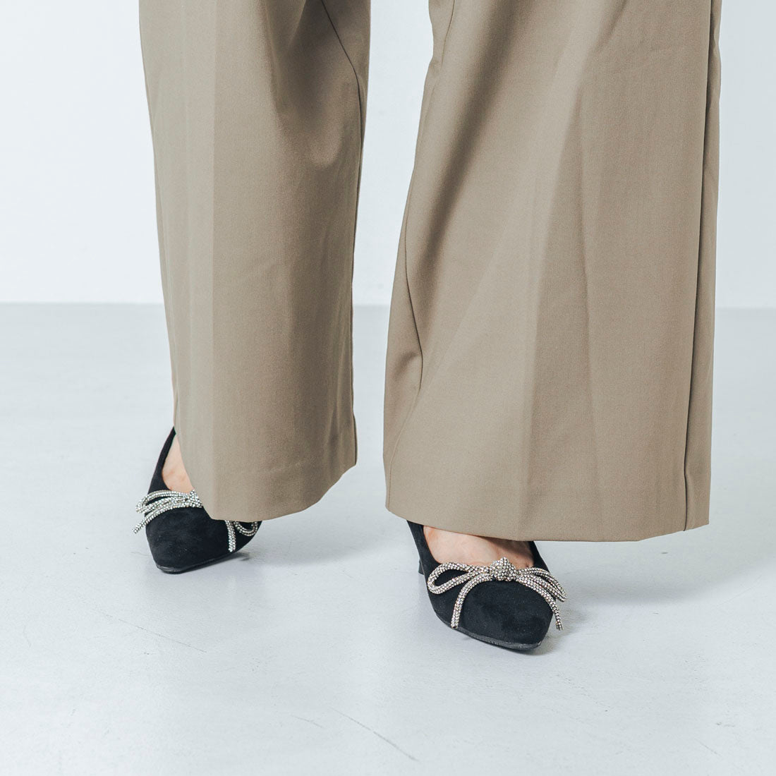 【EVOL/イーボル】 【軽量・クッション入り】リボンスエード5cmパンプス IZ5794 (ブラックスエード) ブラックスエード