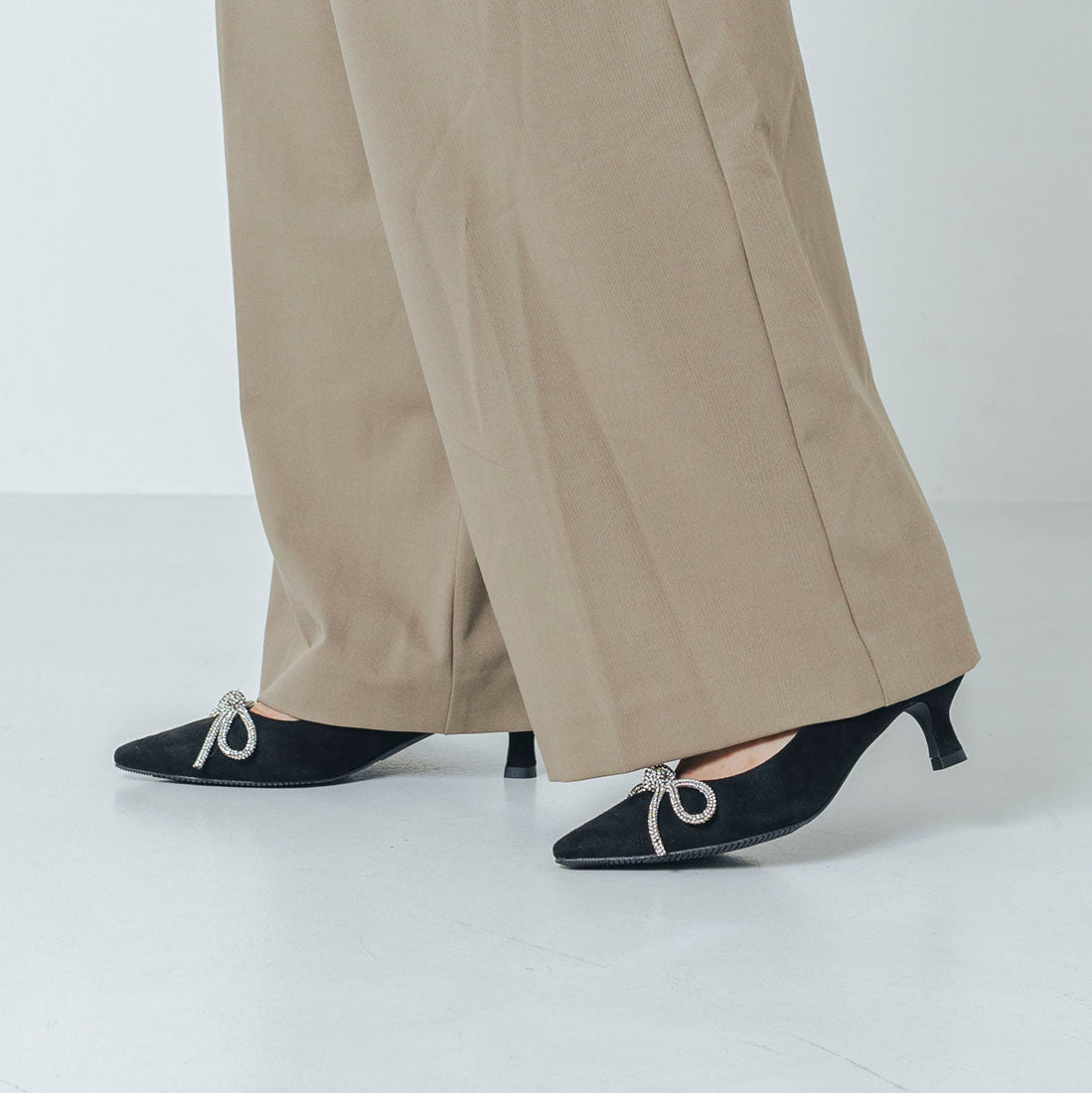 【EVOL/イーボル】 【軽量・クッション入り】リボンスエード5cmパンプス IZ5794 (ブラックスエード) ブラックスエード