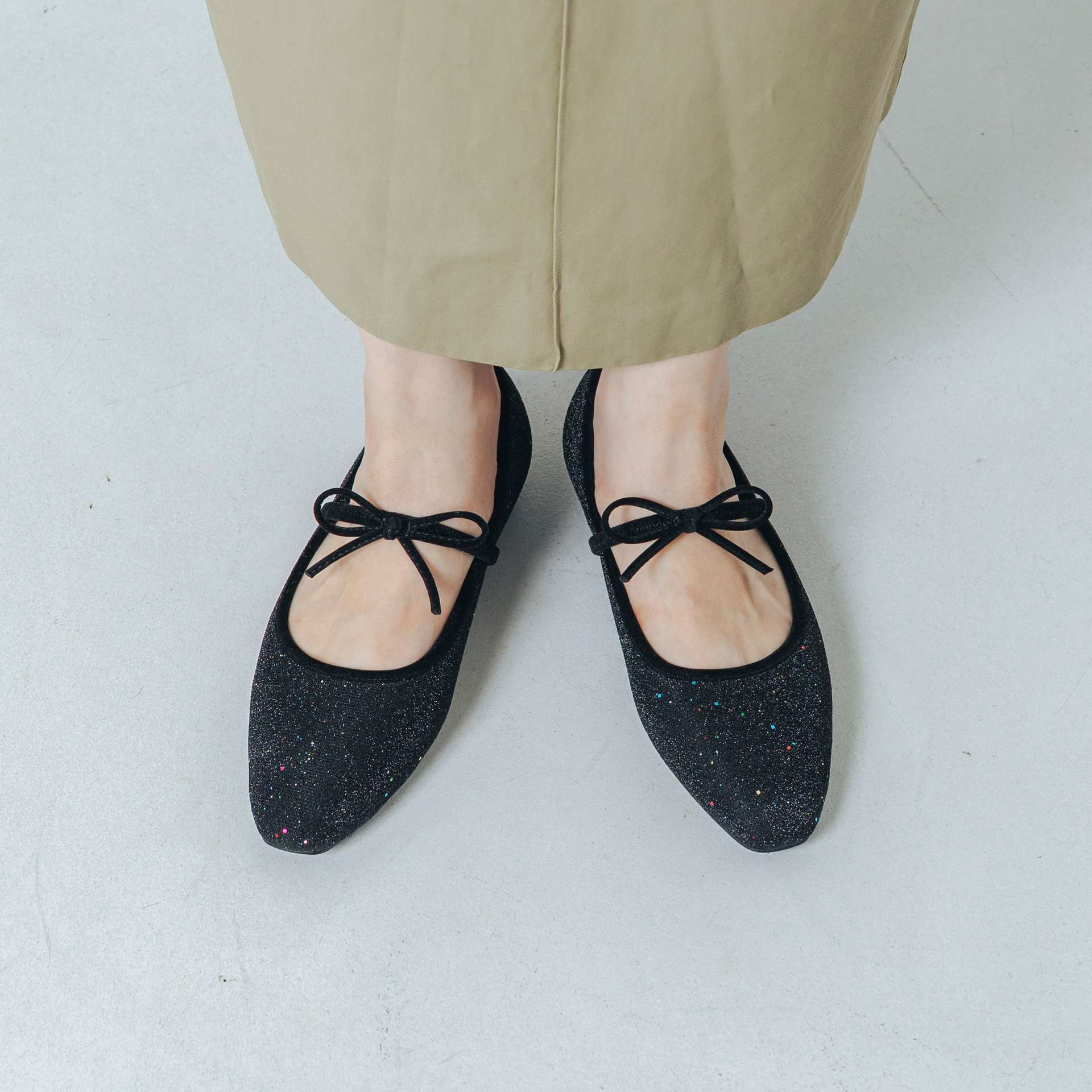 【EVOL/イーボル】 【ふかふか・クッション入り】ラウンドリボンフラットパンプス IZ5811 (ブラック) ブラック