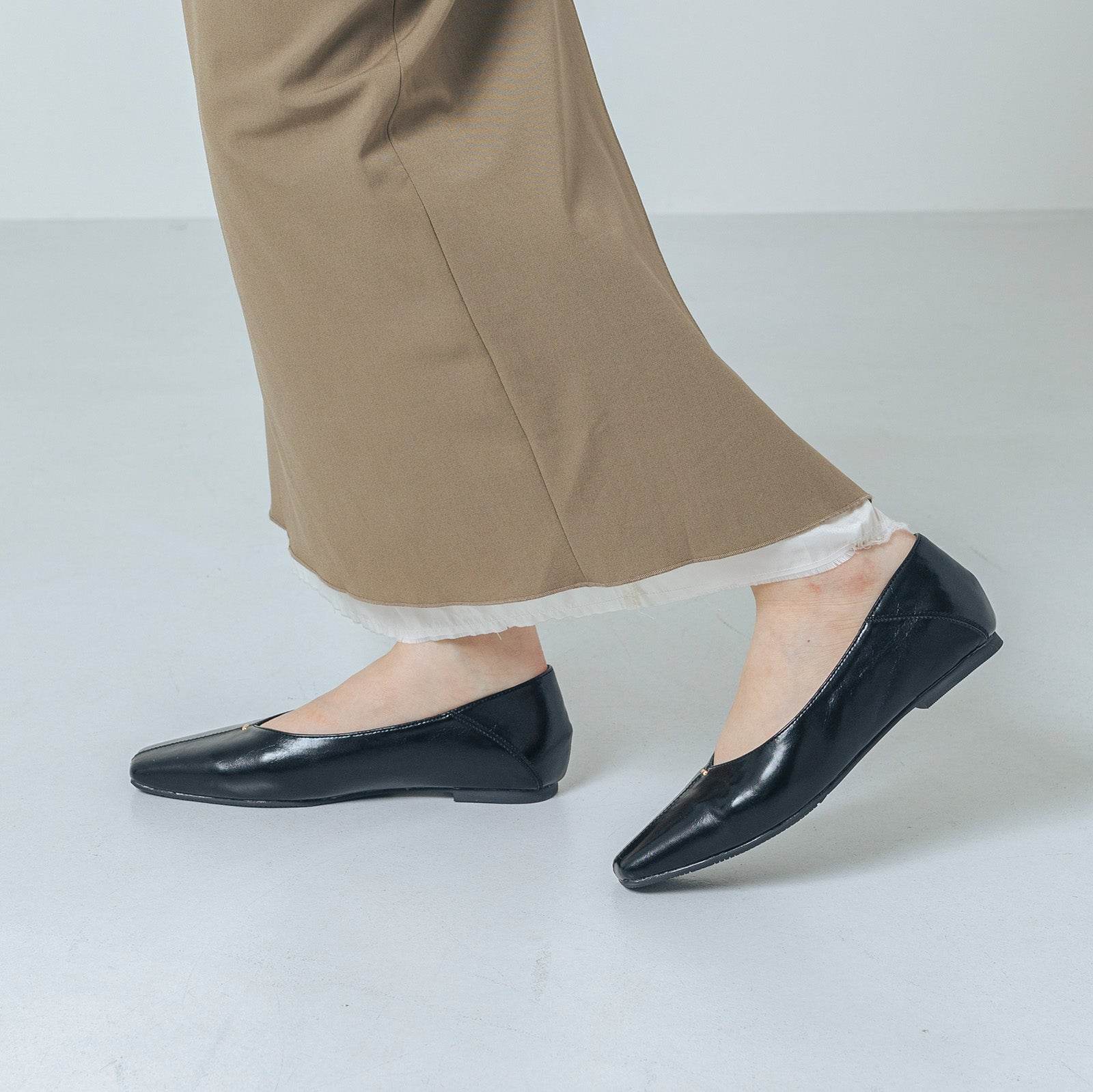 【EVOL/イーボル】 【ふかふか・クッション入り】スクエアゴールドステッチフラットパンプス IZ5810 (ブラック) ブラック