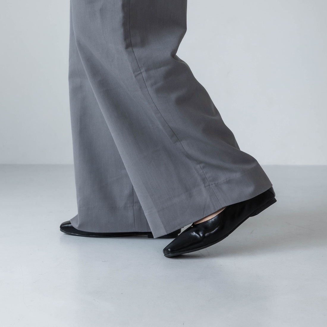 【EVOL/イーボル】 【ふかふか・クッション入り】スクエアゴールドステッチフラットパンプス IZ5810 (ブラック) ブラック