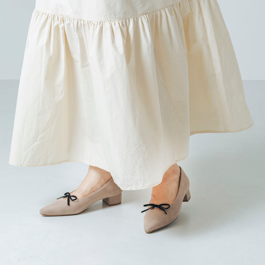 【EVOL/イーボル】 【ふかふか・クッション入り】リボン3.5cmパンプス IZ5816 (ベージュコンビ) ベージュコンビ