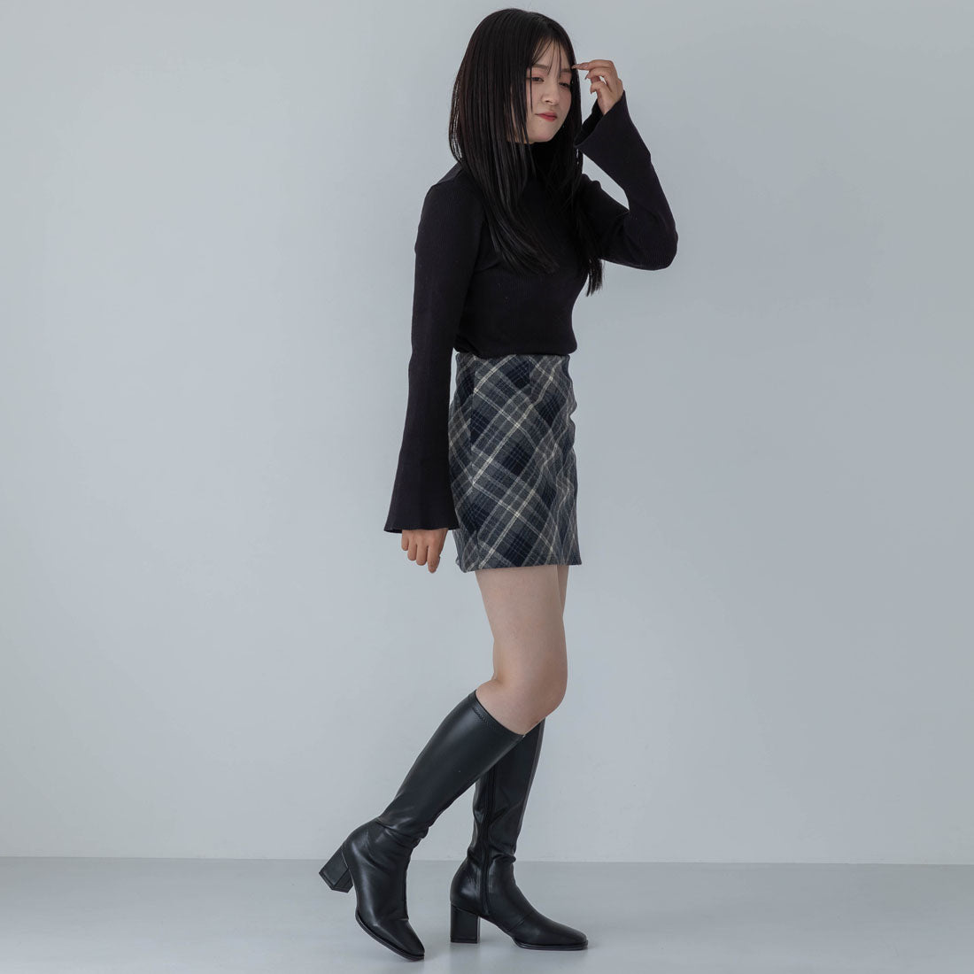 【EVOL/イーボル】 【晴雨兼用・美脚効果あり】ストレッチスクエアロングブーツ IZ5813 (ブラック) ブラック