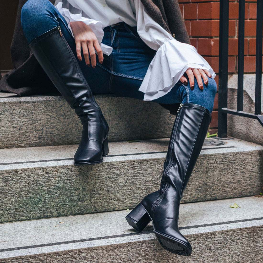 【EVOL/イーボル】 【晴雨兼用・美脚効果あり】ストレッチスクエアロングブーツ IZ5813 (ブラック) ブラック