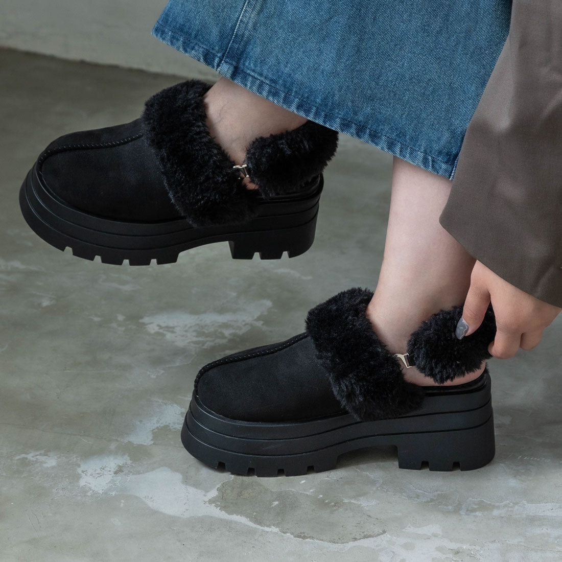 【EVOL/イーボル】 【ストラップ取り外し可・S-LLサイズ展開】2WAYムートンスリッポン IZ5827 (ブラックスエード) ブラックスエード