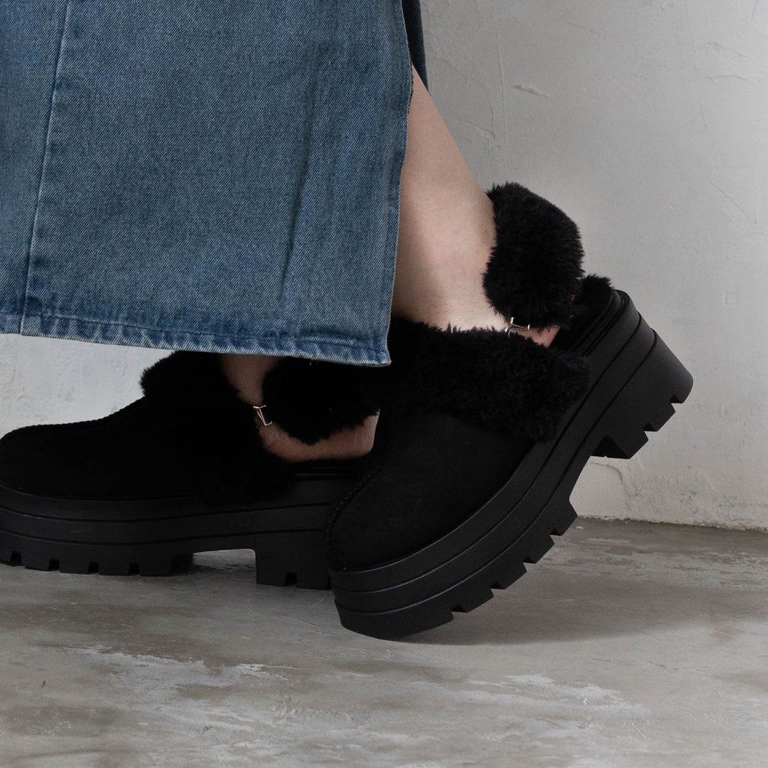 【EVOL/イーボル】 【ストラップ取り外し可・S-LLサイズ展開】2WAYムートンスリッポン IZ5827 (ブラックスエード) ブラックスエード