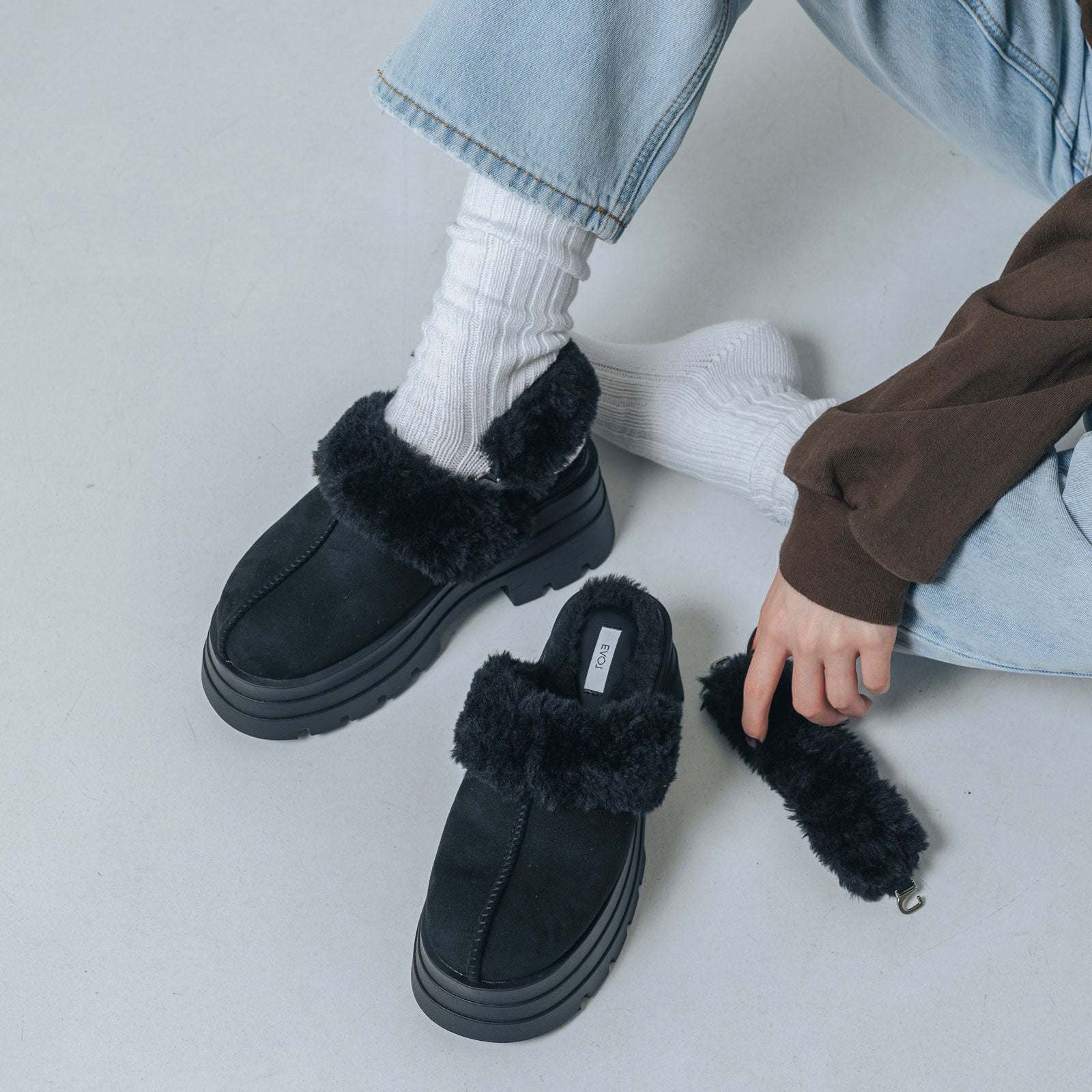 【EVOL/イーボル】 【ストラップ取り外し可・S-LLサイズ展開】2WAYムートンスリッポン IZ5827 (ブラックスエード) ブラックスエード