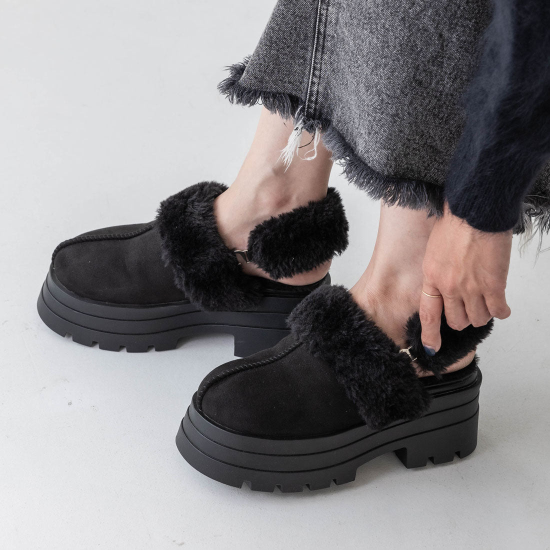 【EVOL/イーボル】 【ストラップ取り外し可・S-LLサイズ展開】2WAYムートンスリッポン IZ5827 (ブラックスエード) ブラックスエード