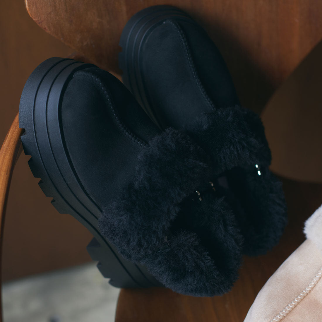 【EVOL/イーボル】 【ストラップ取り外し可・S-LLサイズ展開】2WAYムートンスリッポン IZ5827 (ブラックスエード) ブラックスエード