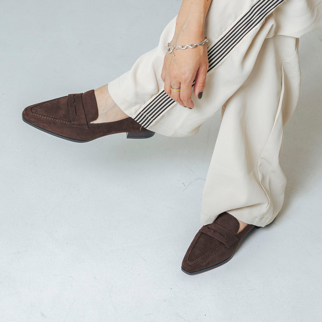 【EVOL/イーボル】 【柔らかい・22.0-25.0サイズ展開】コインローファー IZ5821 (ブラック) ブラウンスエード