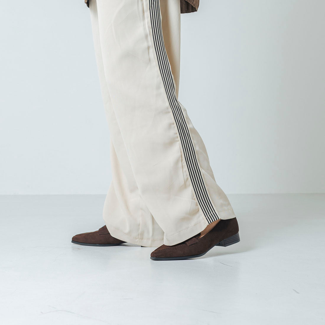 【EVOL/イーボル】 【柔らかい・22.0-25.0サイズ展開】コインローファー IZ5821 (ブラック) ブラウンスエード