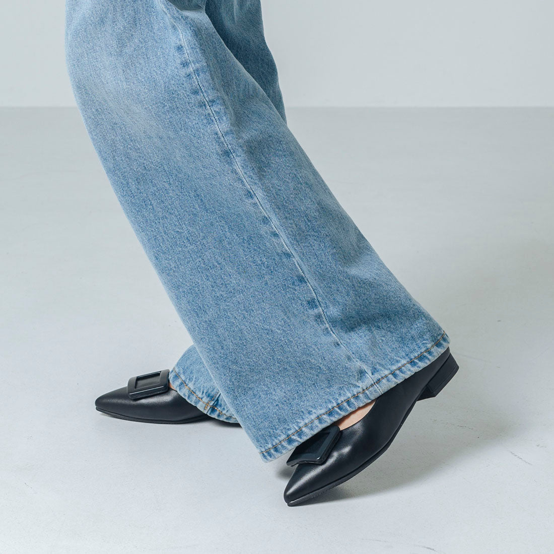 【EVOL/イーボル】 【晴雨兼用・ふかふか】バックル2cmポインテッドパンプス IZ5862 (ブラック) ブラック