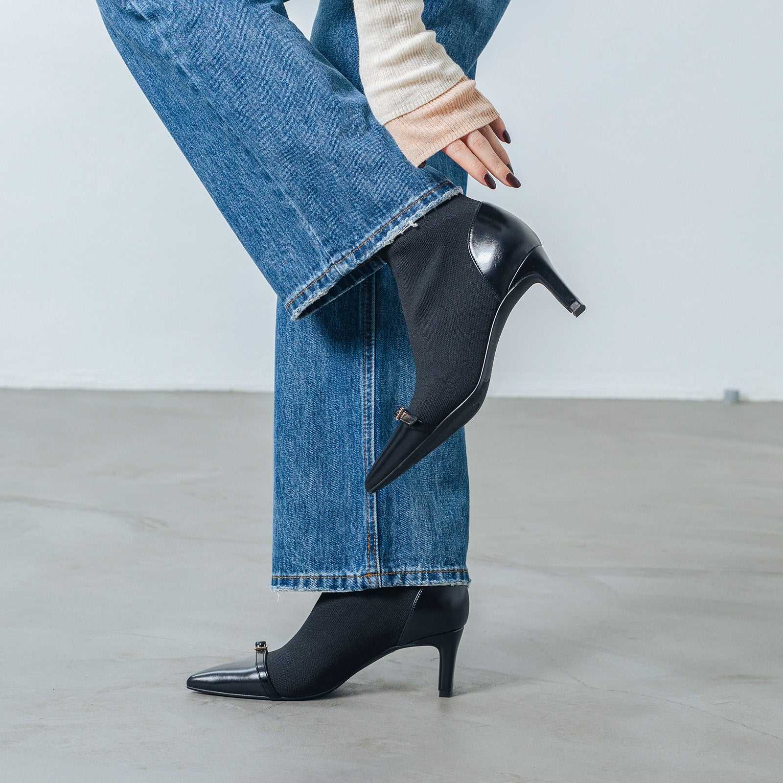 【EVOL/イーボル】 【S-LLサイズ展開・美脚効果あり】ニットベルトショートブーツ BZ23842 (ブラック) ブラック