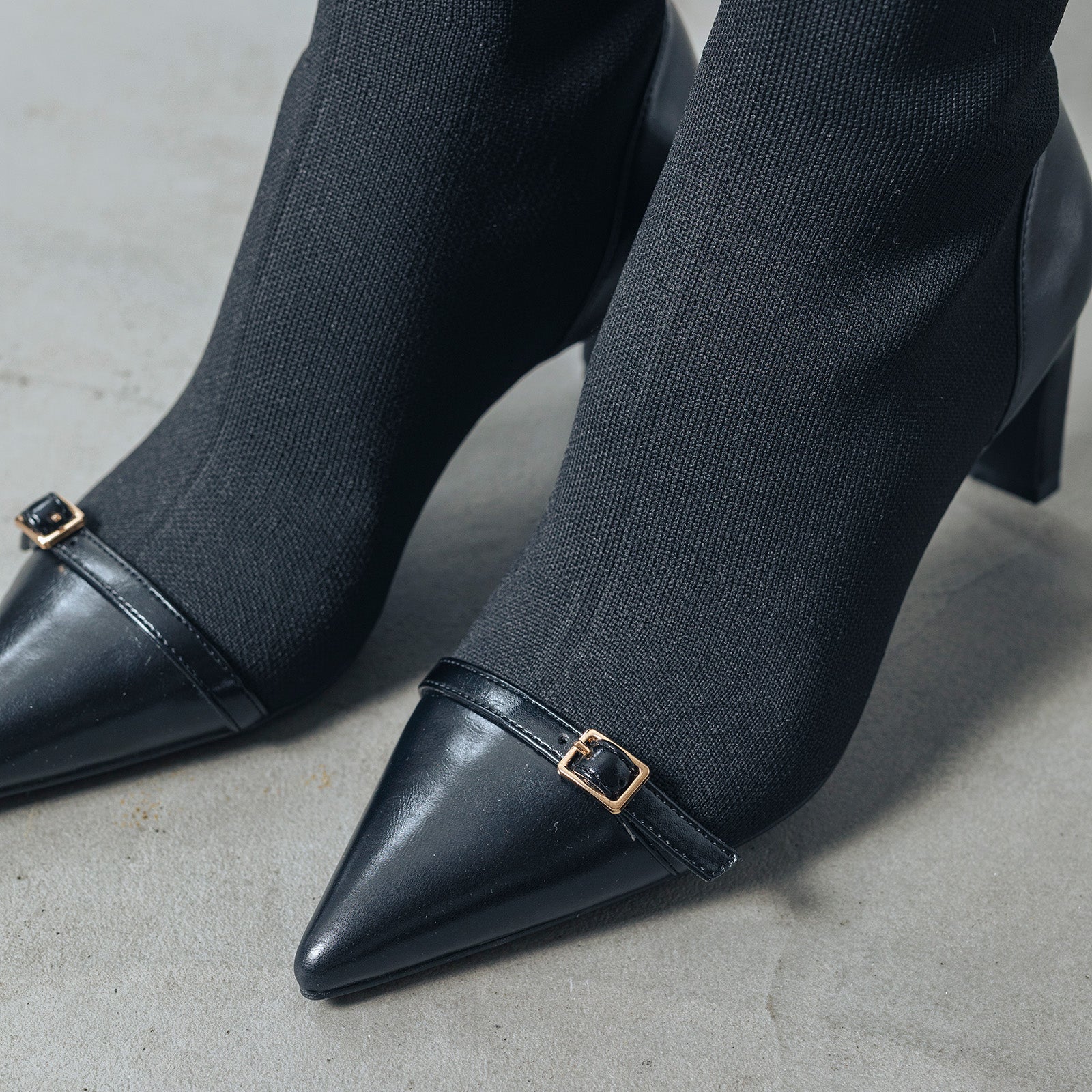 【EVOL/イーボル】 【S-LLサイズ展開・美脚効果あり】ニットベルトショートブーツ BZ23842 (ブラック) ブラック