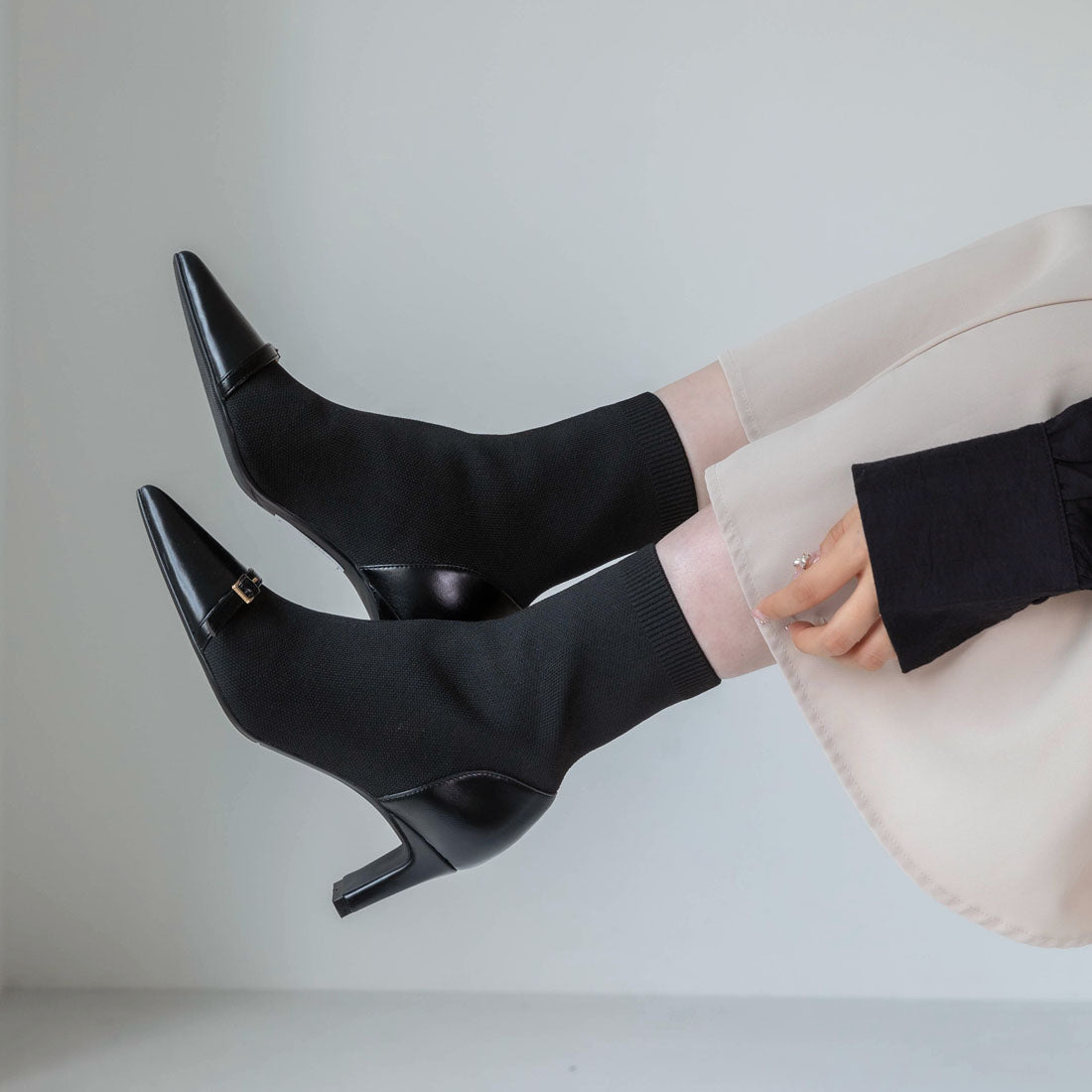 【EVOL/イーボル】 【S-LLサイズ展開・美脚効果あり】ニットベルトショートブーツ BZ23842 (ブラック) ブラック