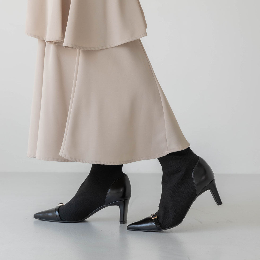 【EVOL/イーボル】 【S-LLサイズ展開・美脚効果あり】ニットベルトショートブーツ BZ23842 (ブラック) ブラック