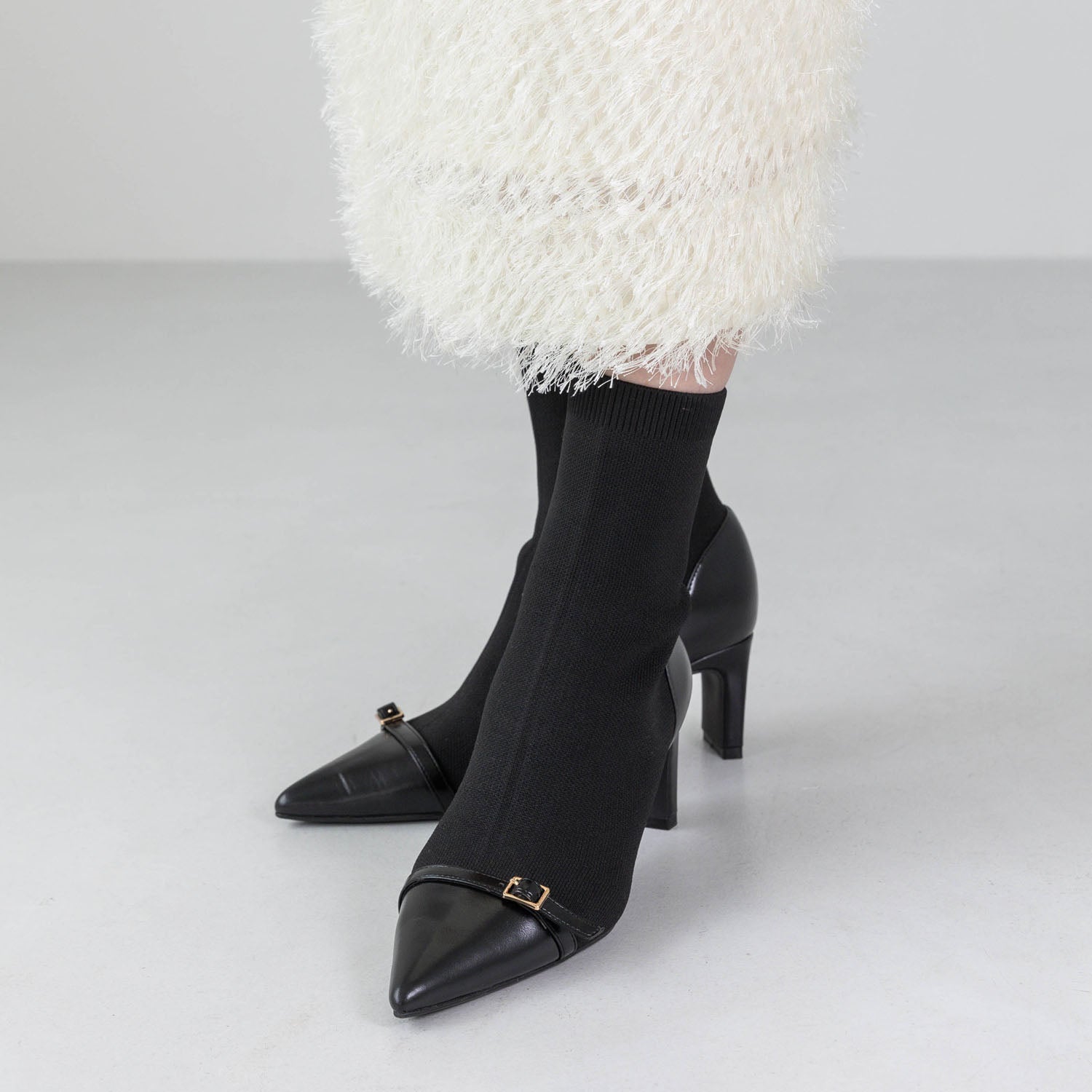 【EVOL/イーボル】 【S-LLサイズ展開・美脚効果あり】ニットベルトショートブーツ BZ23842 (ブラック) ブラック