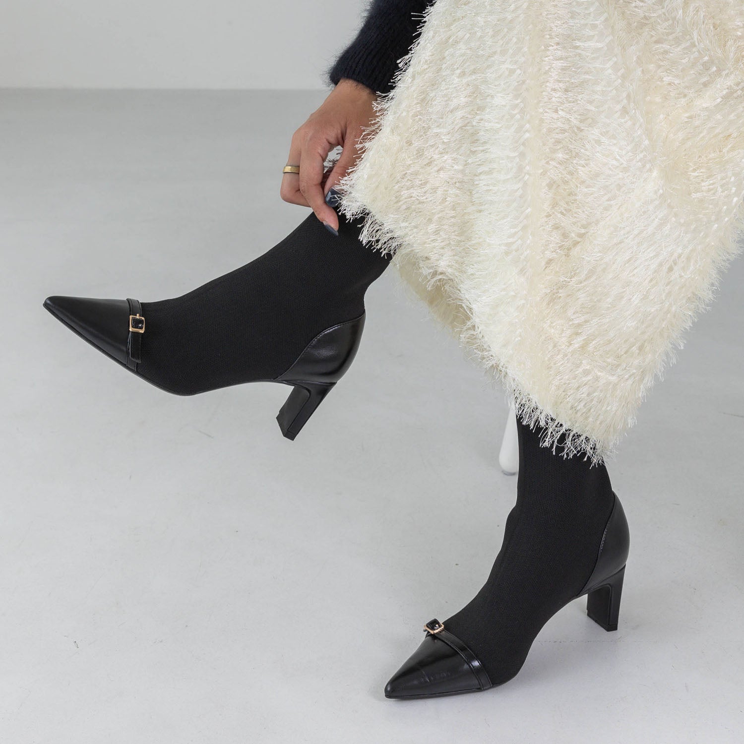 【EVOL/イーボル】 【S-LLサイズ展開・美脚効果あり】ニットベルトショートブーツ BZ23842 (ブラック) ブラック