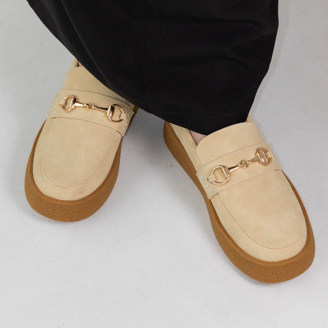 【EVOL/イーボル】 【ふかふか・クッション入り】3cmビットローファー IZ5884 (ベージュスエード) ベージュスエード