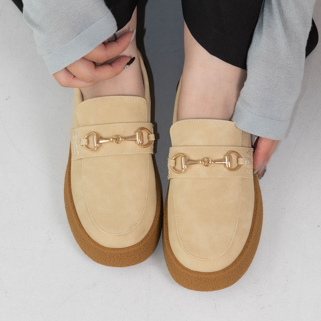 【EVOL/イーボル】 【ふかふか・クッション入り】3cmビットローファー IZ5884 (ベージュスエード) ベージュスエード