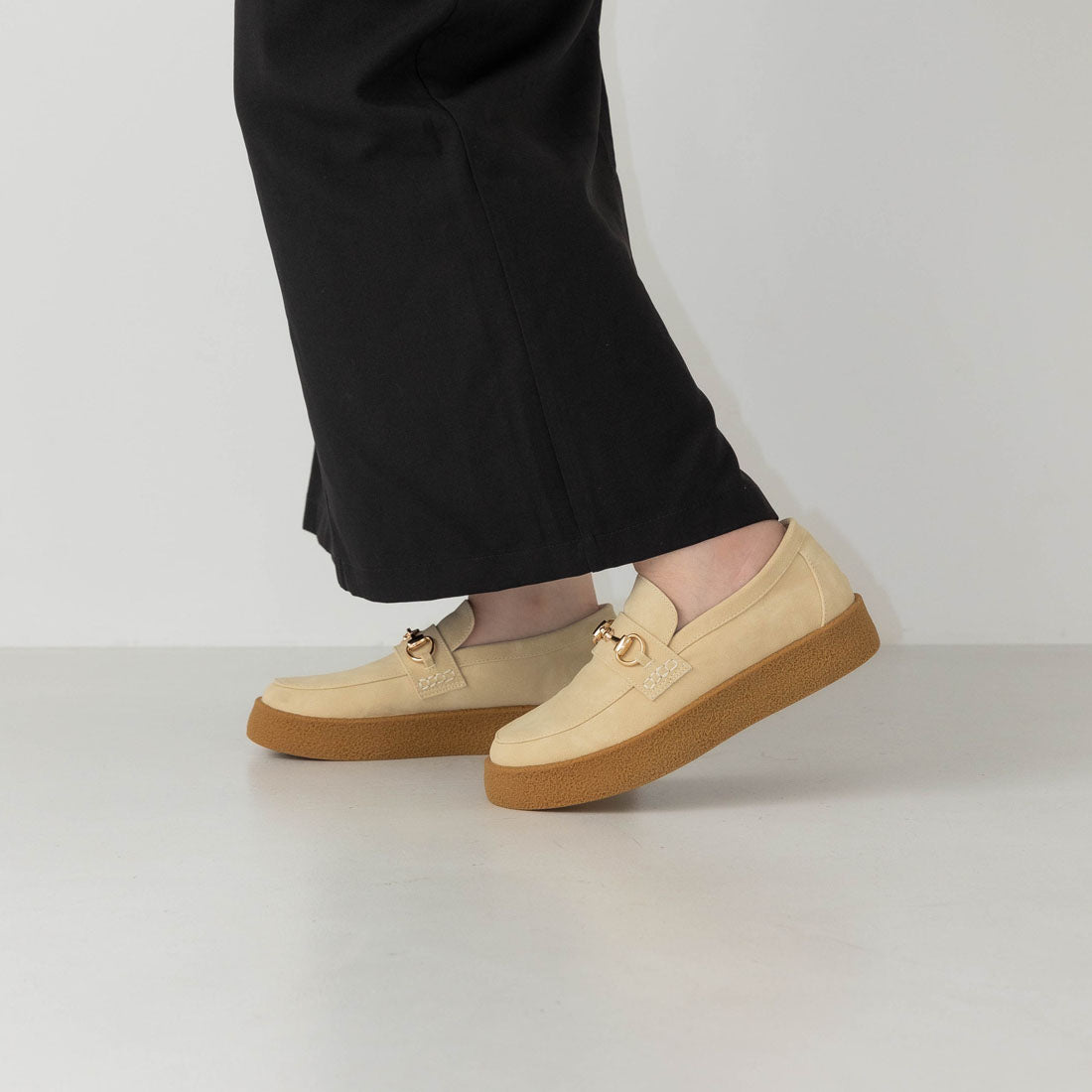 【EVOL/イーボル】 【ふかふか・クッション入り】3cmビットローファー IZ5884 (ベージュスエード) ベージュスエード