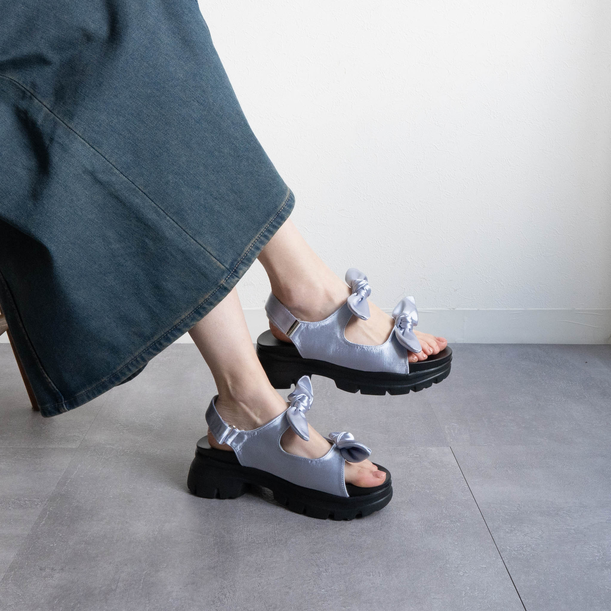 ファビーファビー FABBY FABBY. スニーカーソールリボンベルトサンダル (シルバー) シルバー