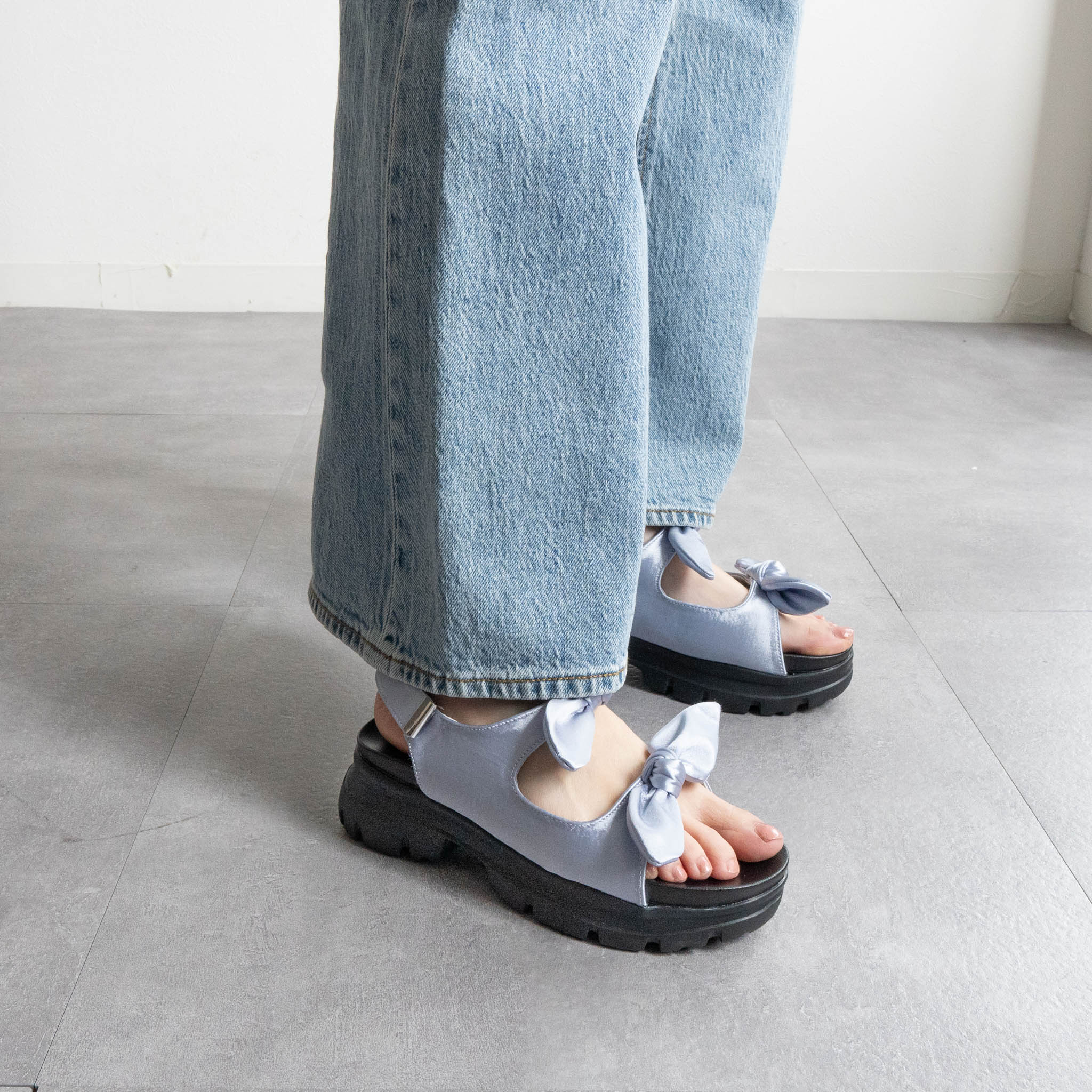 ファビーファビー FABBY FABBY. スニーカーソールリボンベルトサンダル (シルバー) シルバー