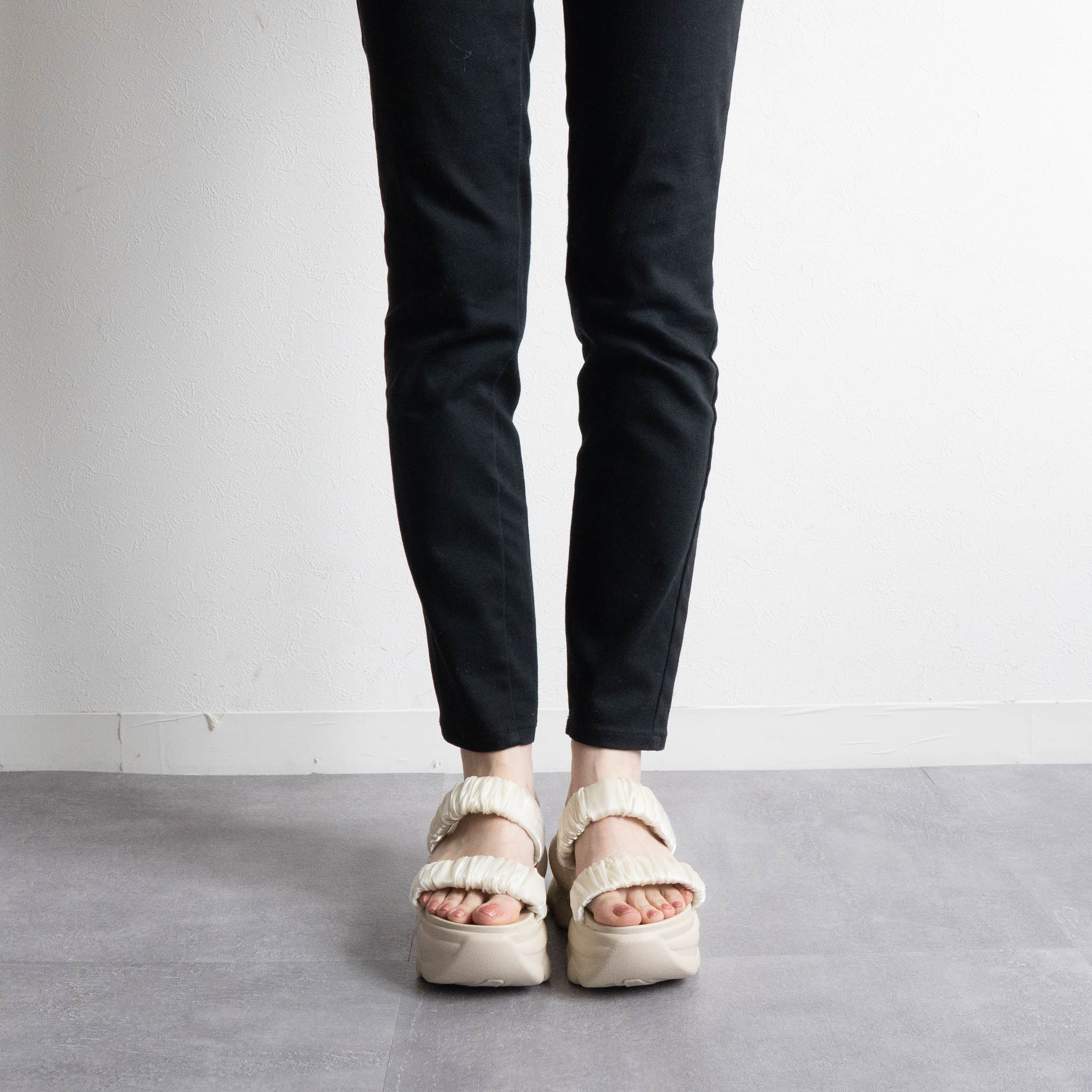 ファビーファビー FABBY FABBY. サテンシャーリング2ベルト厚底サンダル (オフホワイト) オフホワイト