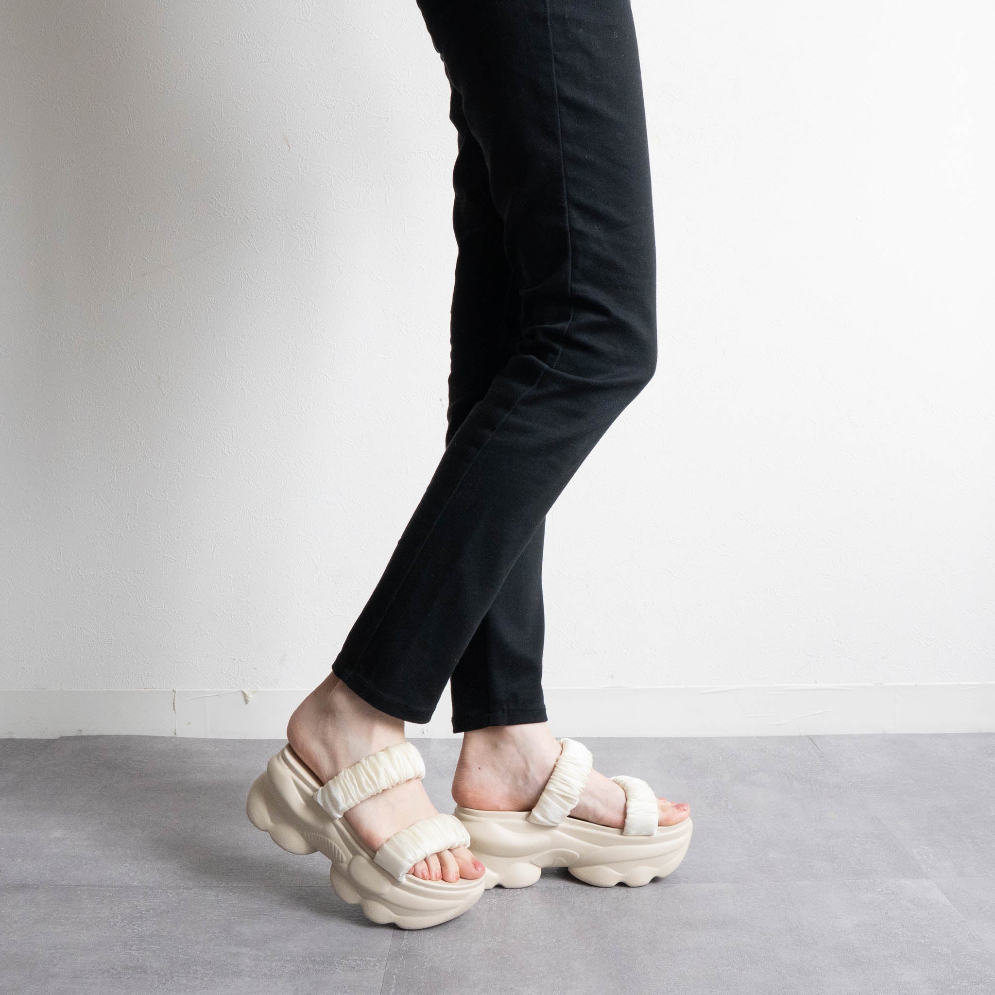 ファビーファビー FABBY FABBY. サテンシャーリング2ベルト厚底サンダル (オフホワイト) オフホワイト