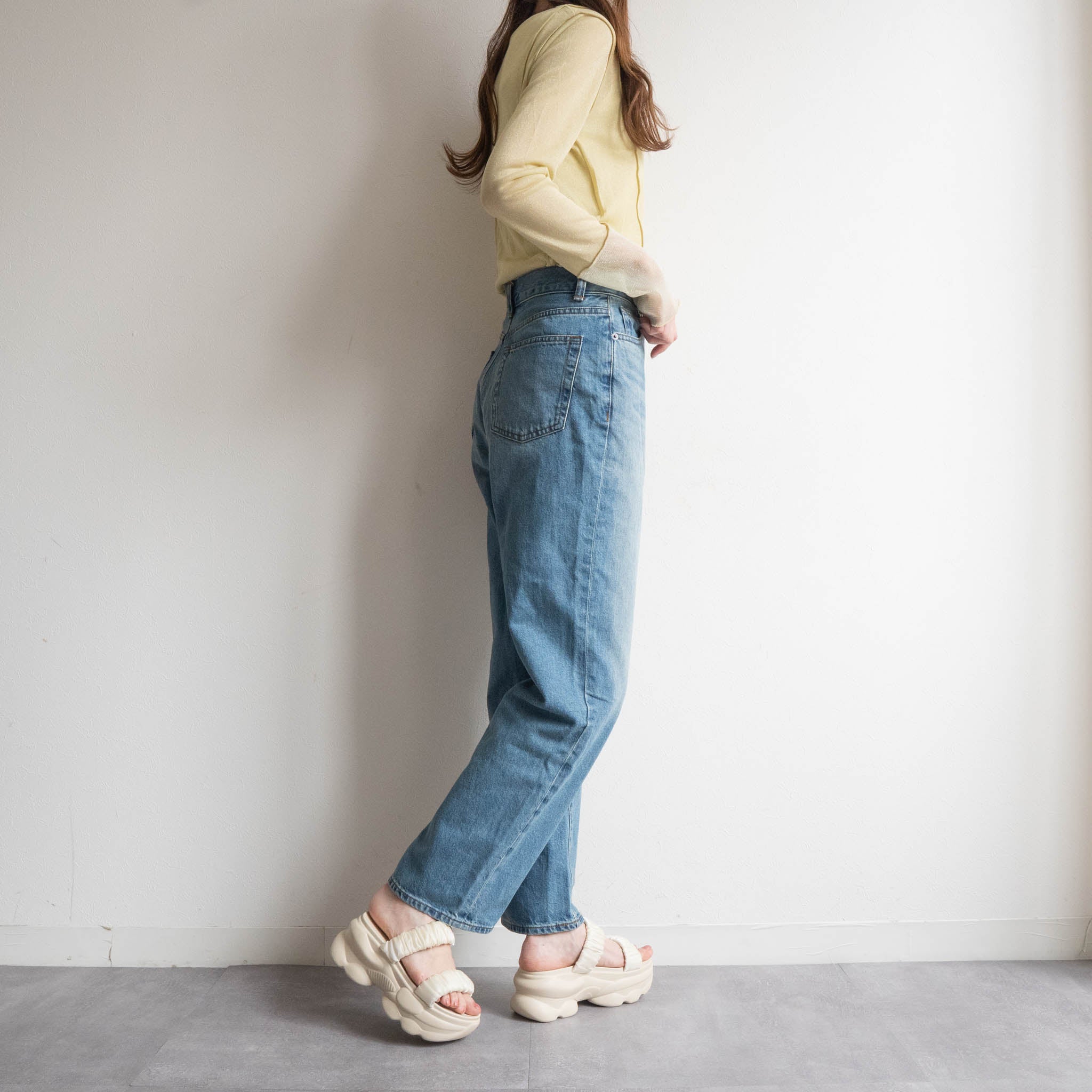 ファビーファビー FABBY FABBY. サテンシャーリング2ベルト厚底サンダル (オフホワイト) オフホワイト