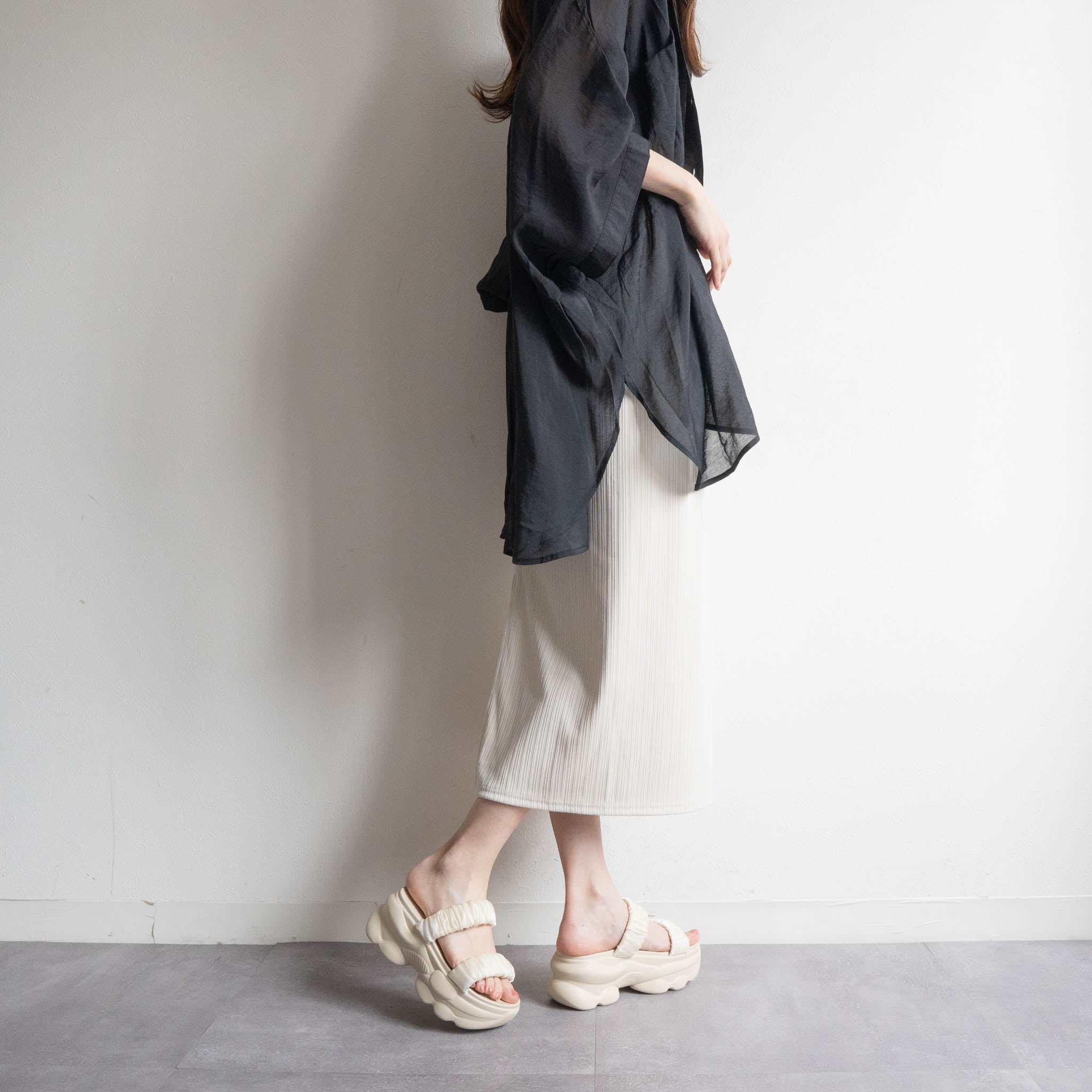 ファビーファビー FABBY FABBY. サテンシャーリング2ベルト厚底サンダル (オフホワイト) オフホワイト