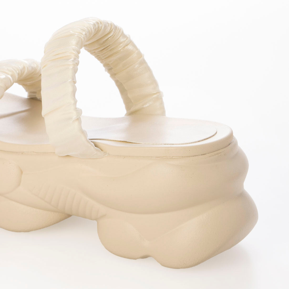 ファビーファビー FABBY FABBY. サテンシャーリング2ベルト厚底サンダル (オフホワイト) オフホワイト