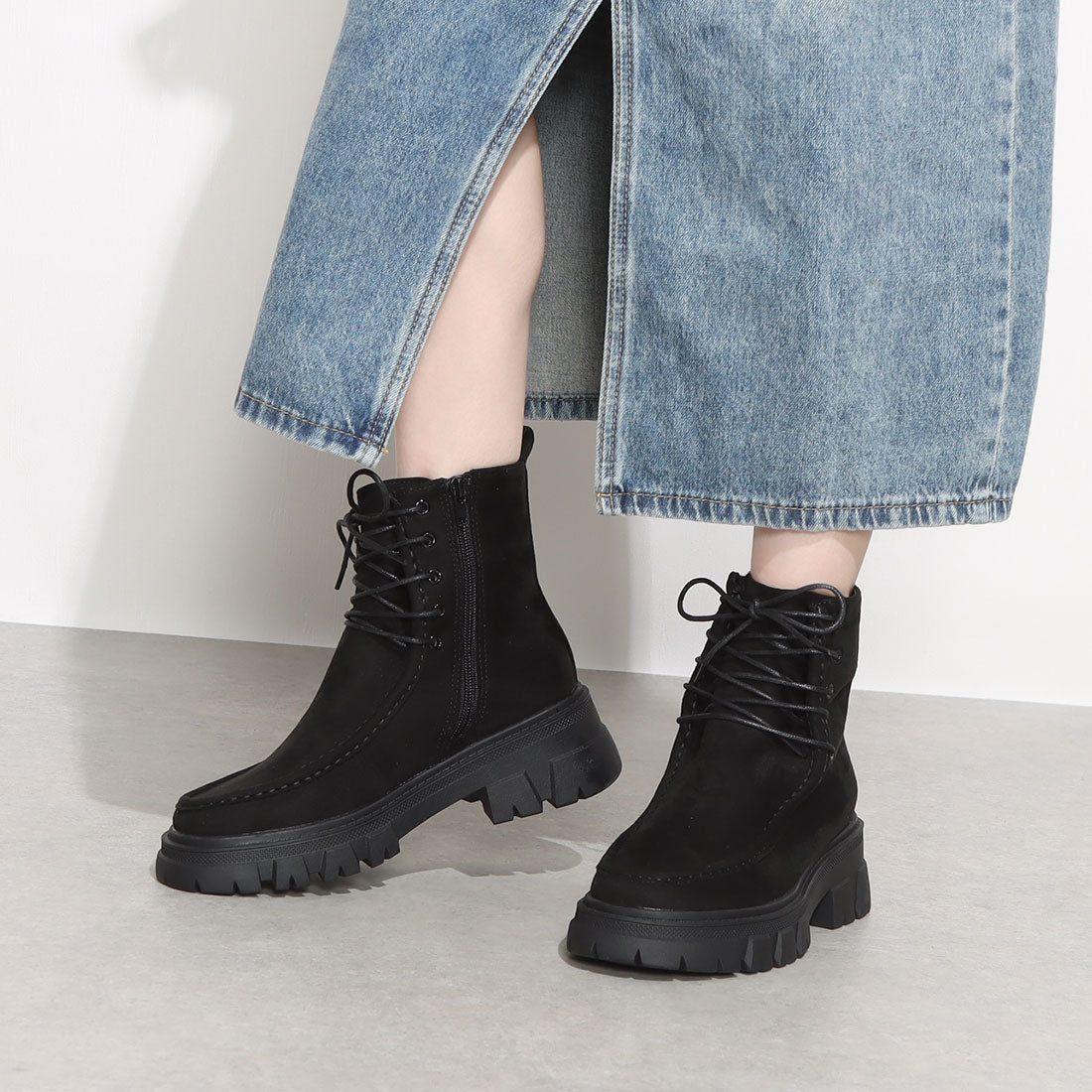 FABBY FABBY. Lace-up suede tank sole short boots
