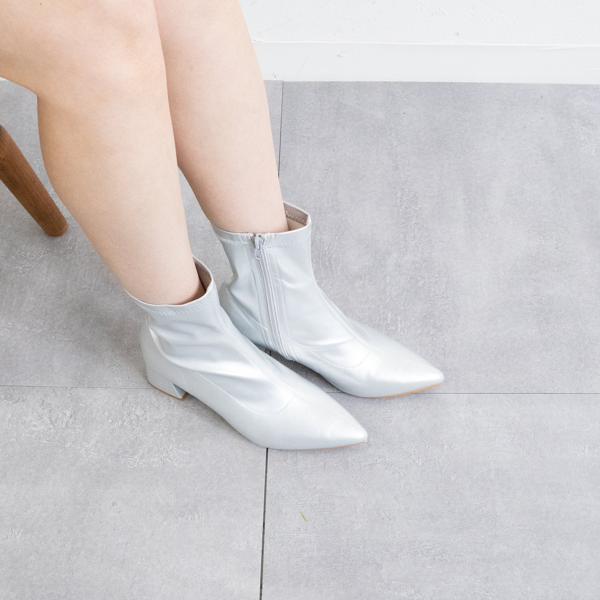 ファビーファビー FABBY FABBY. ストレッチポインテッドショートブーツ (シルバー) シルバー
