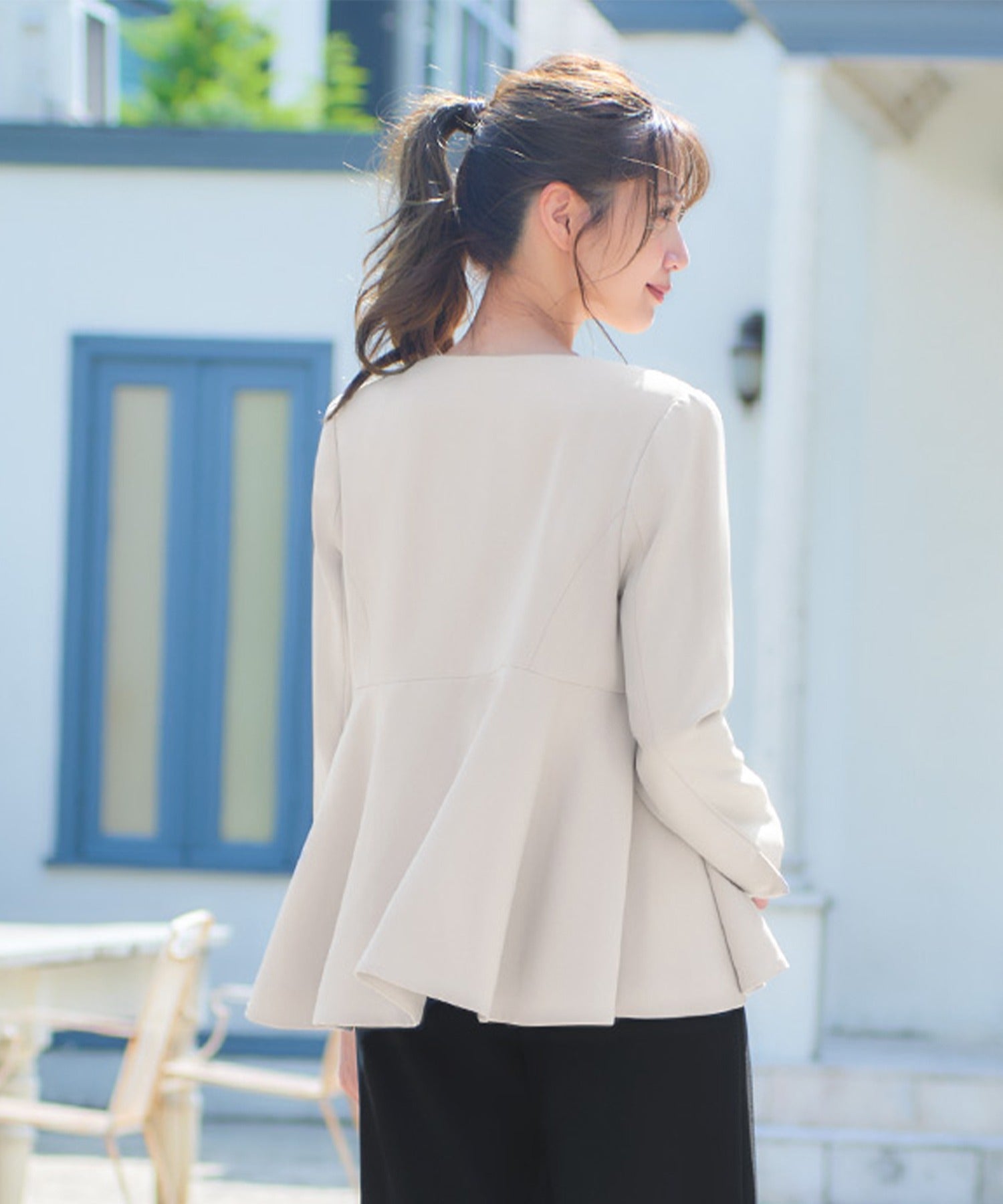 フロリア Flolia 【自宅で洗える】ペプラムデザインラウンドネックノーカラーミドル丈長袖ジャケット (ベージュ) ベージュ