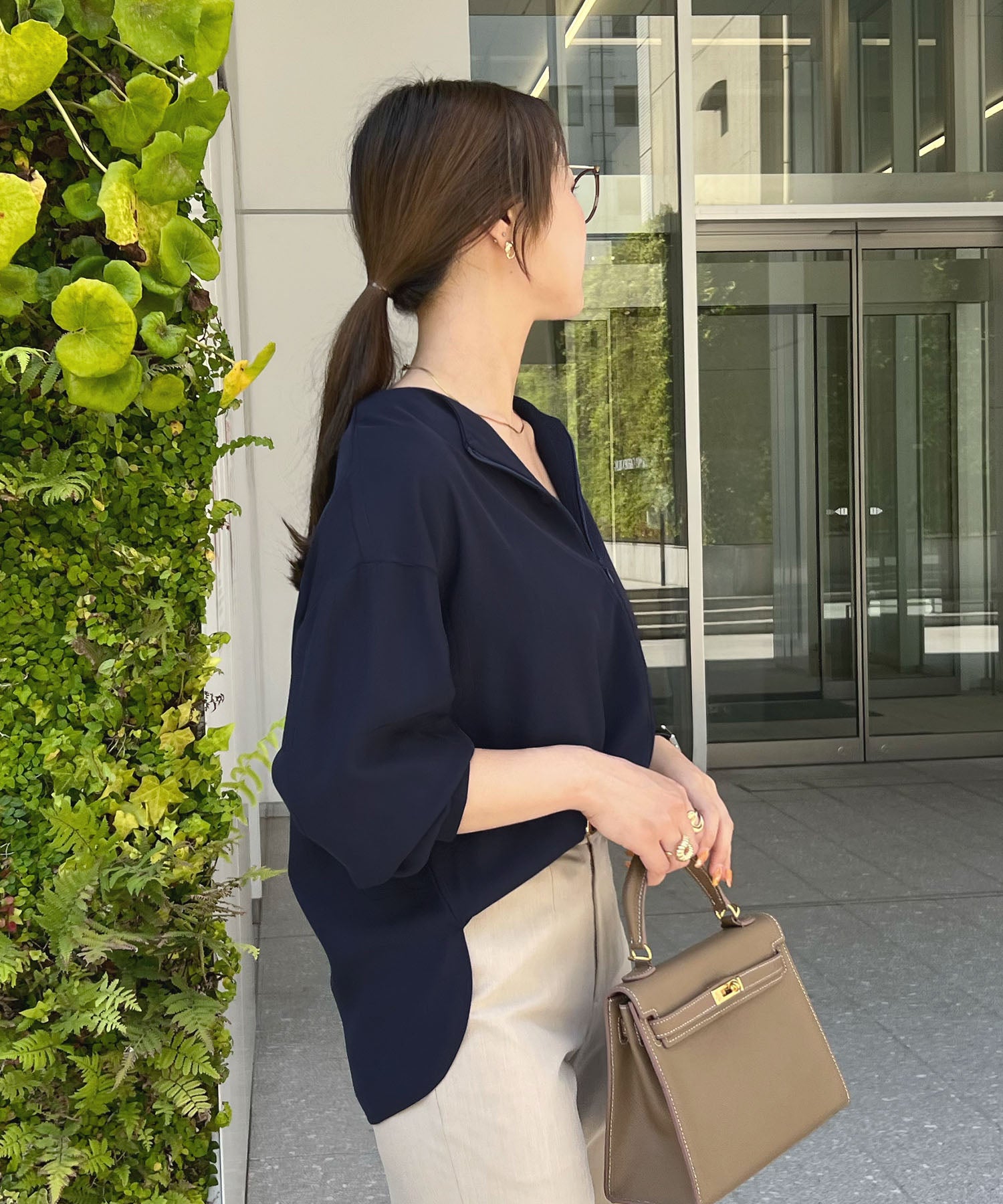 フューティアランド Futier Land とろみVネック長袖ブラウス (ネイビー) ネイビー