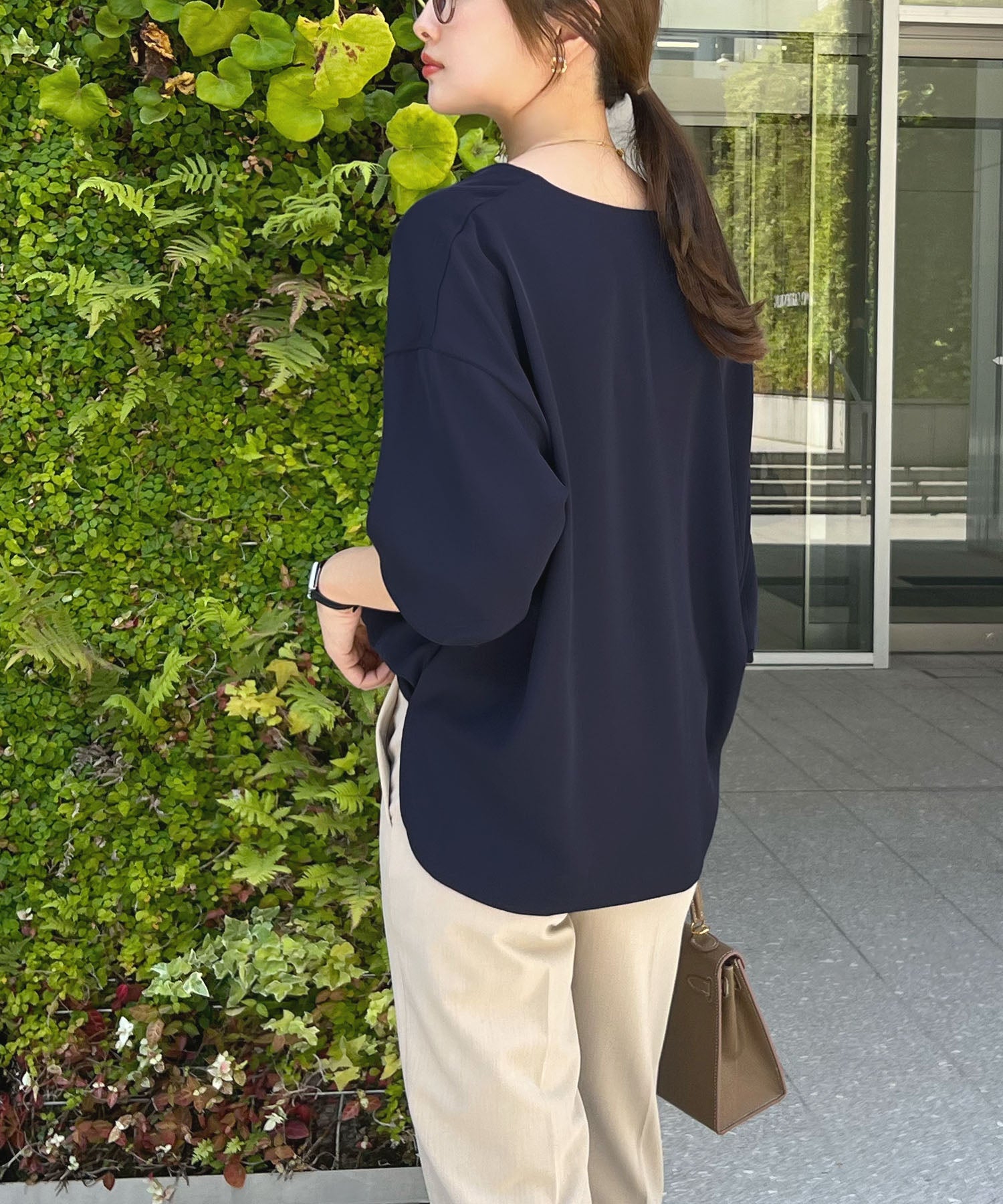 フューティアランド Futier Land とろみVネック長袖ブラウス (ネイビー) ネイビー