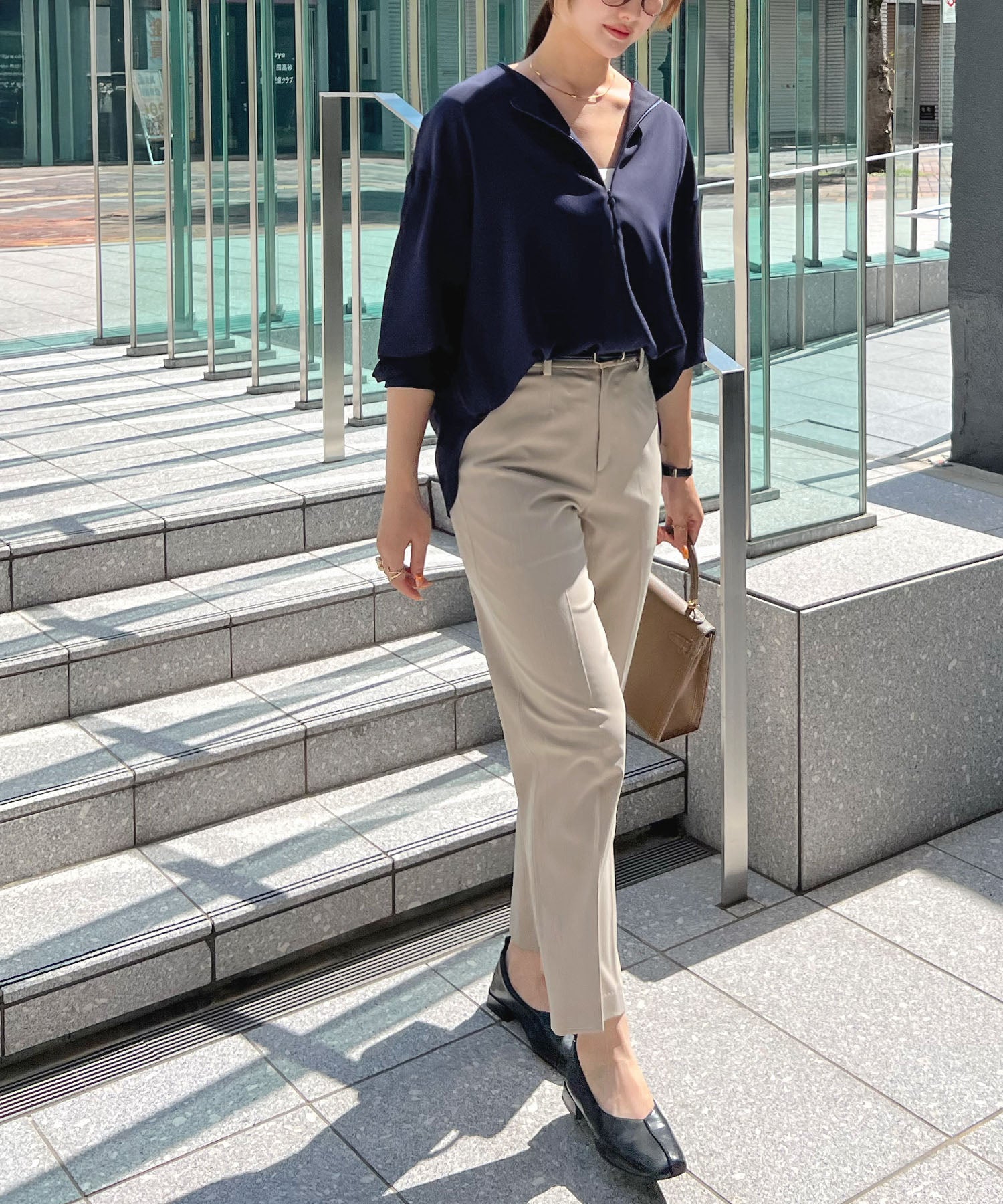 フューティアランド Futier Land とろみVネック長袖ブラウス (ネイビー) ネイビー