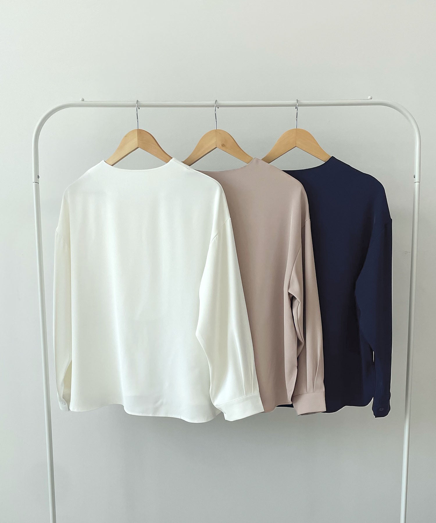 フューティアランド Futier Land とろみVネック長袖ブラウス (ネイビー) ネイビー