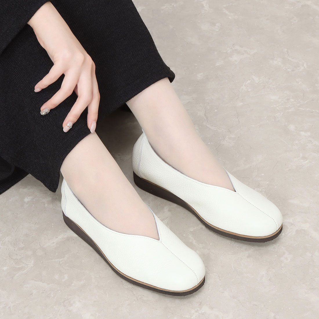 フィグリーノ Figurino【本革/軽量】足を包み込む、やわらか仕立て レザー軽量Vカットフラットシューズ (ブラック) ブラック