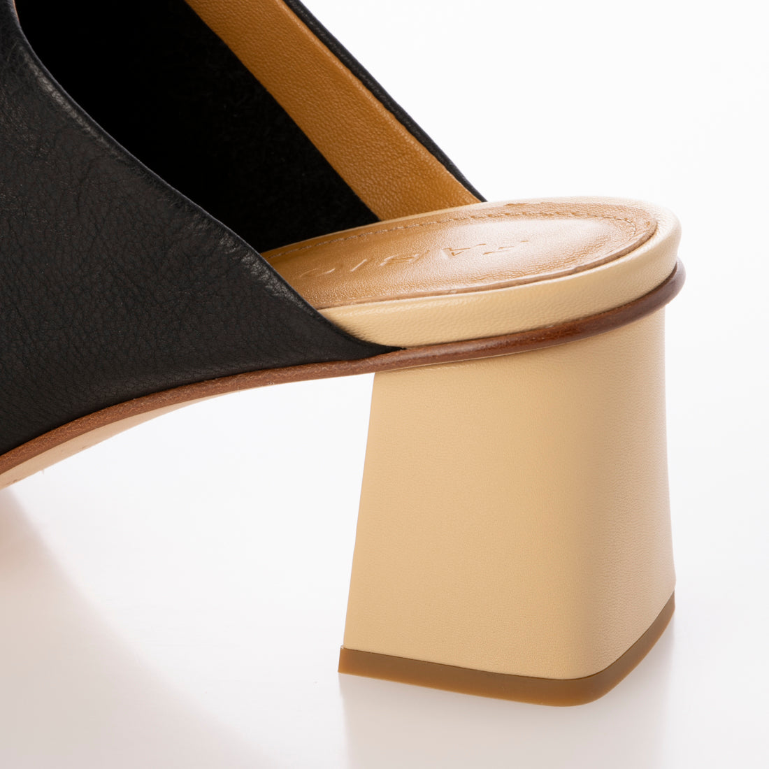 ファビオルスコーニ FABIO RUSCONI スクエアトウソフトレザーミュールサンダル (ブラックコンビ) ブラックコンビ