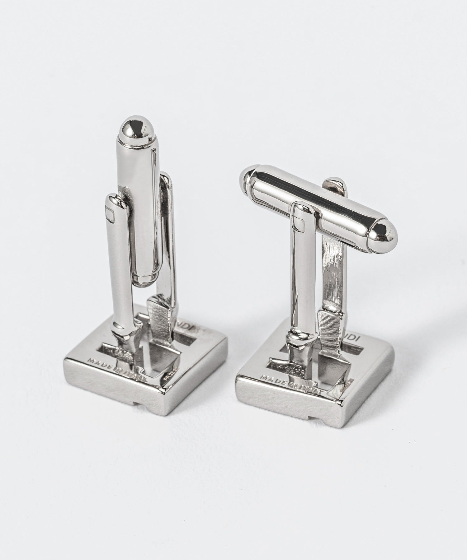 フェンディ FENDI フェンディ FENDI 7AJ601 B08 カフス メンズ アクセサリー シンプル ジュエリー カジュアル ギフト プレゼント お祝い 記念 シルバー (シルバー) シルバー